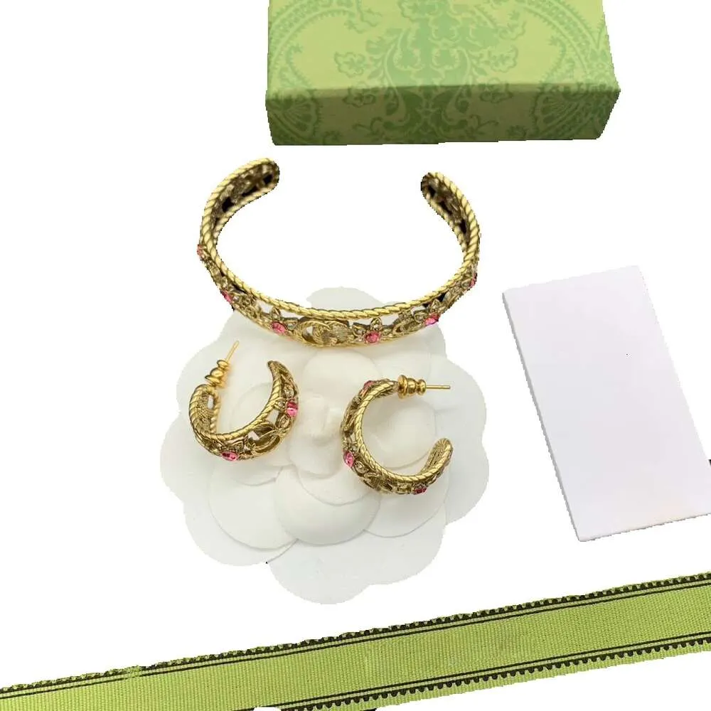 Roter Schmuck, Designer-Ohrringe für Damen, G-Armband, florale Diamant-Creolen
