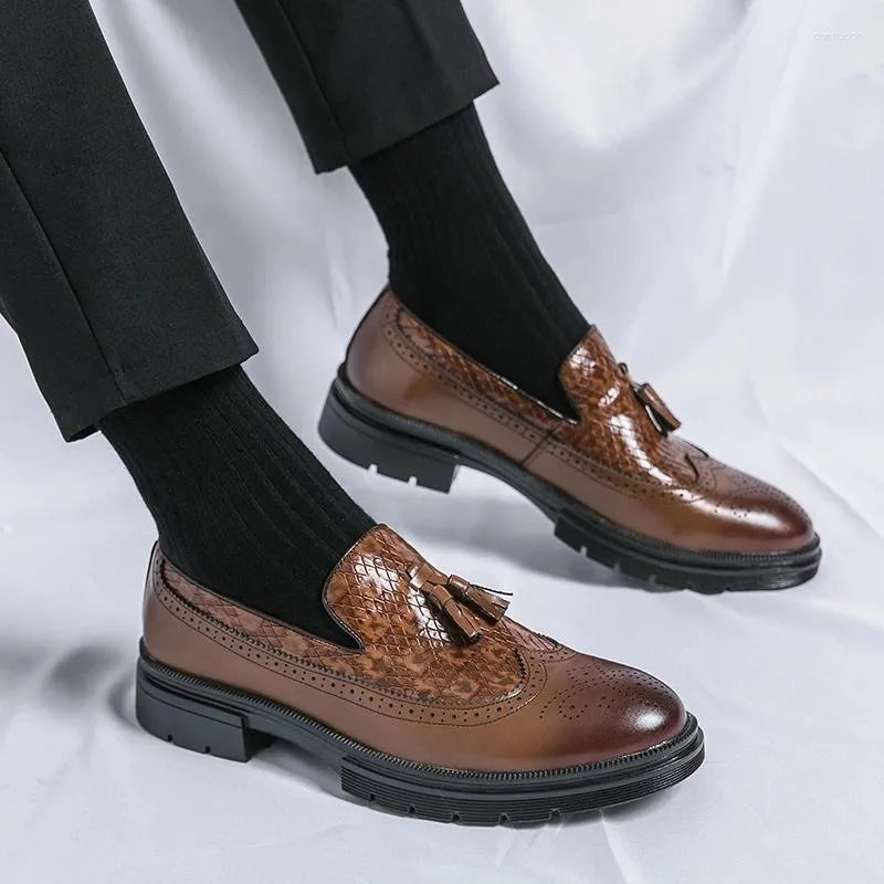 Sapatos casuais moda marca bloco esculpido couro primavera e verão masculino tecido borlas confortável preguiçoso vestido de negócios