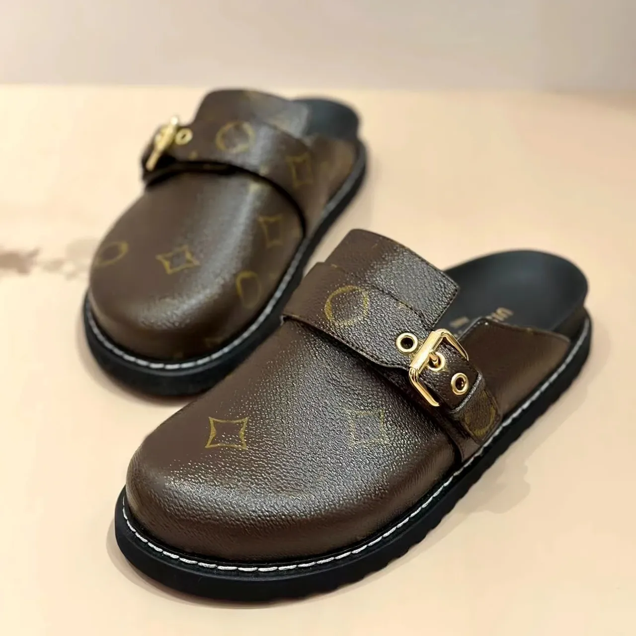 Äkta läderhalva tofflor Sandaler Slide Men Bostons mysig komfort platt TLOG Luxury Sliders Summer Pool Outdoor Women loafer Designer Casual Shoe Clogs Mule House