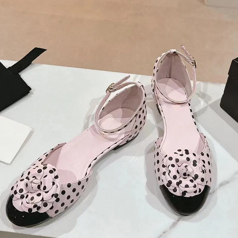 2024 printemps été nouvelle arrivée femmes bout rond sandales plates concepteur de piste décor floral en cuir véritable doux cheville slingback sandales féminines