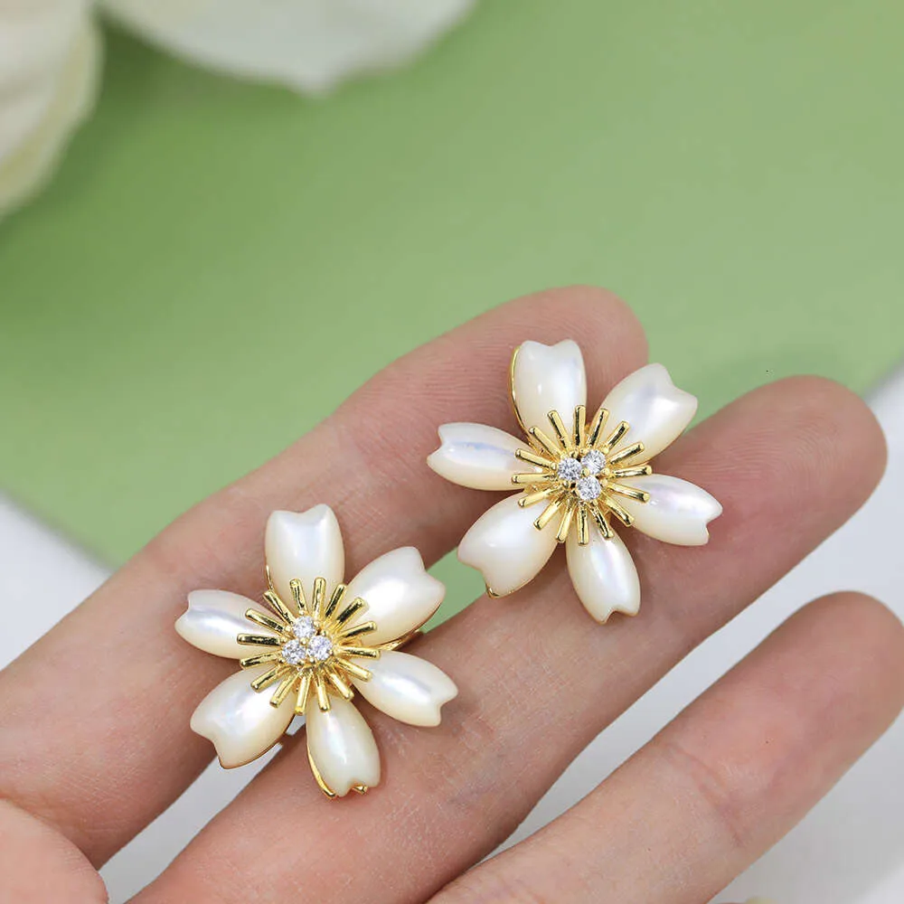 Popular Fashionable Hot Selling Fritillaria Flower Earrings For Womens Anti Allergy Gold Exquisite Gift Ear Beat Brand Jewelry