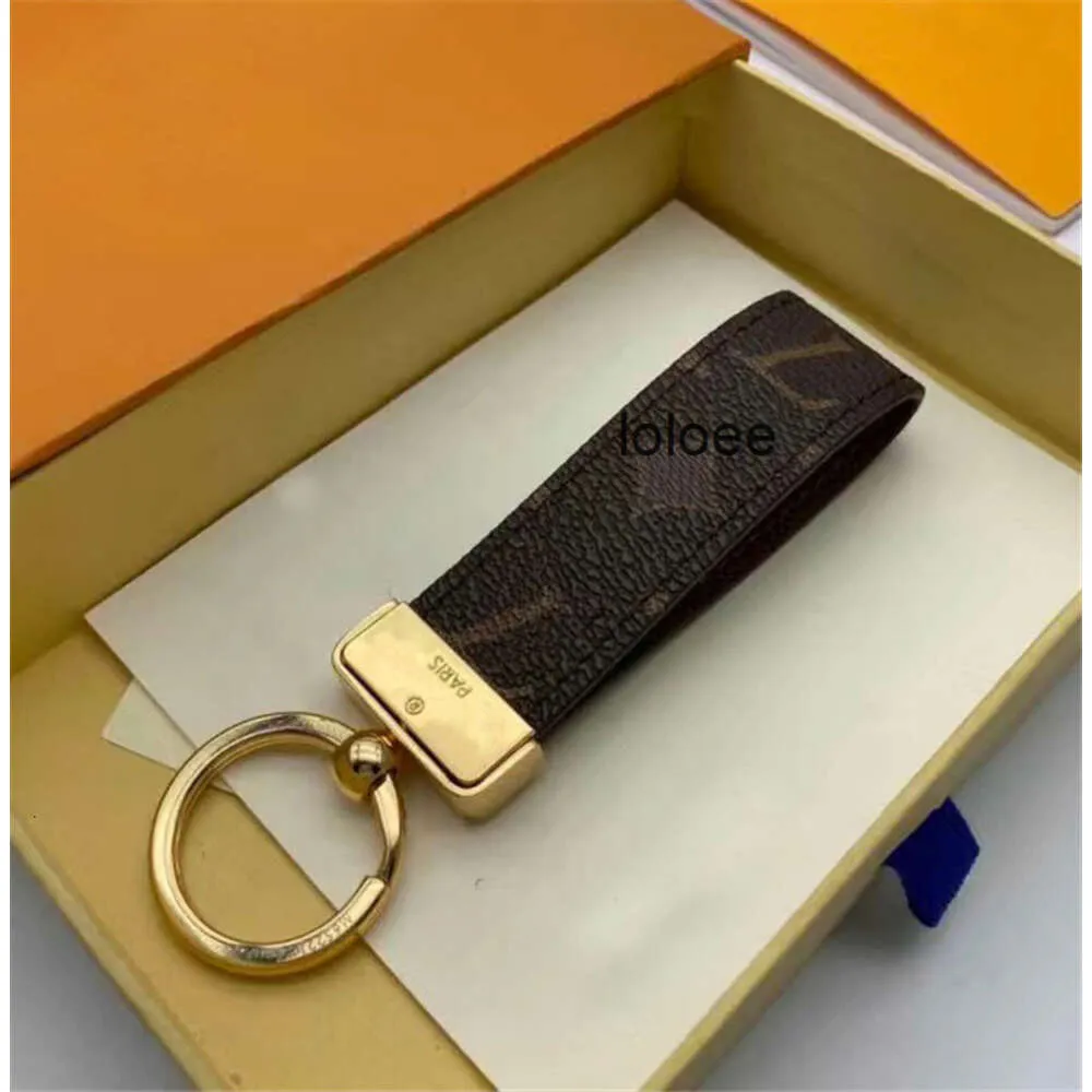 2024 Högkvalitativ nyckelring Louies Vuttion Louis Vuitton LV Luxury Designer Car Keyring вы Zinc Alloy Letter Unisex Lanyard Gold Black Metal Små smycken