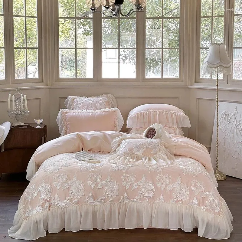 Set di biancheria da letto Fiori in rilievo di lusso Biancheria da letto in cotone egiziano Copripiumino in pizzo chiffon principessa rosa Federe in lenzuolo