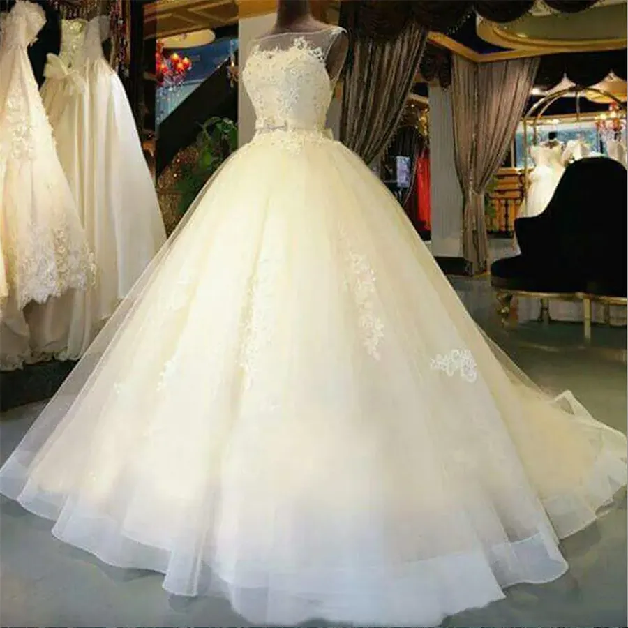 2024 Belle robe de bal sans manches robes de mariée en tulle Illusion décolleté Appliques Elegnat robes de mariée sur mesure tribunal train