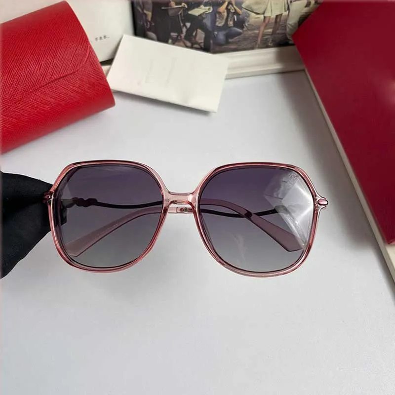 Femmes Designer Lunettes de soleil PC Cadre Miroir Jambe Lunettes de soleil de haute qualité Polaroid Objectif Lunettes de soleil Femme Grand cadre Lunettes de soleil avec boîte