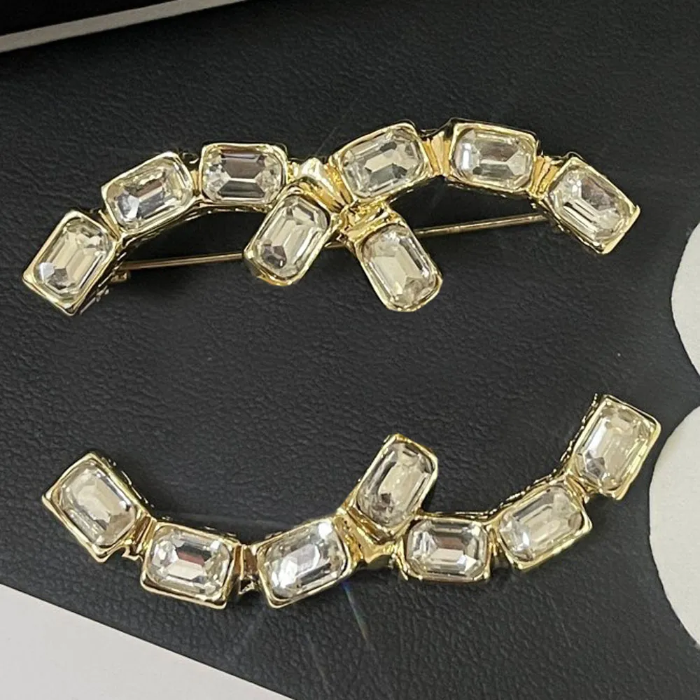 Voguish Designer Brosch Letter Pins smycken 925 Silver Rostfritt stål Kläder Pin Brand Brosches Crystal Pearl Wedding Party Presenttillbehör med låda