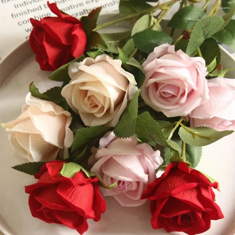 Kwiaty dekoracyjne 3PCS sztuczne róże czerwone różowe białe jedwabne różę do stolika do stolika wystawy ozdoby weselne