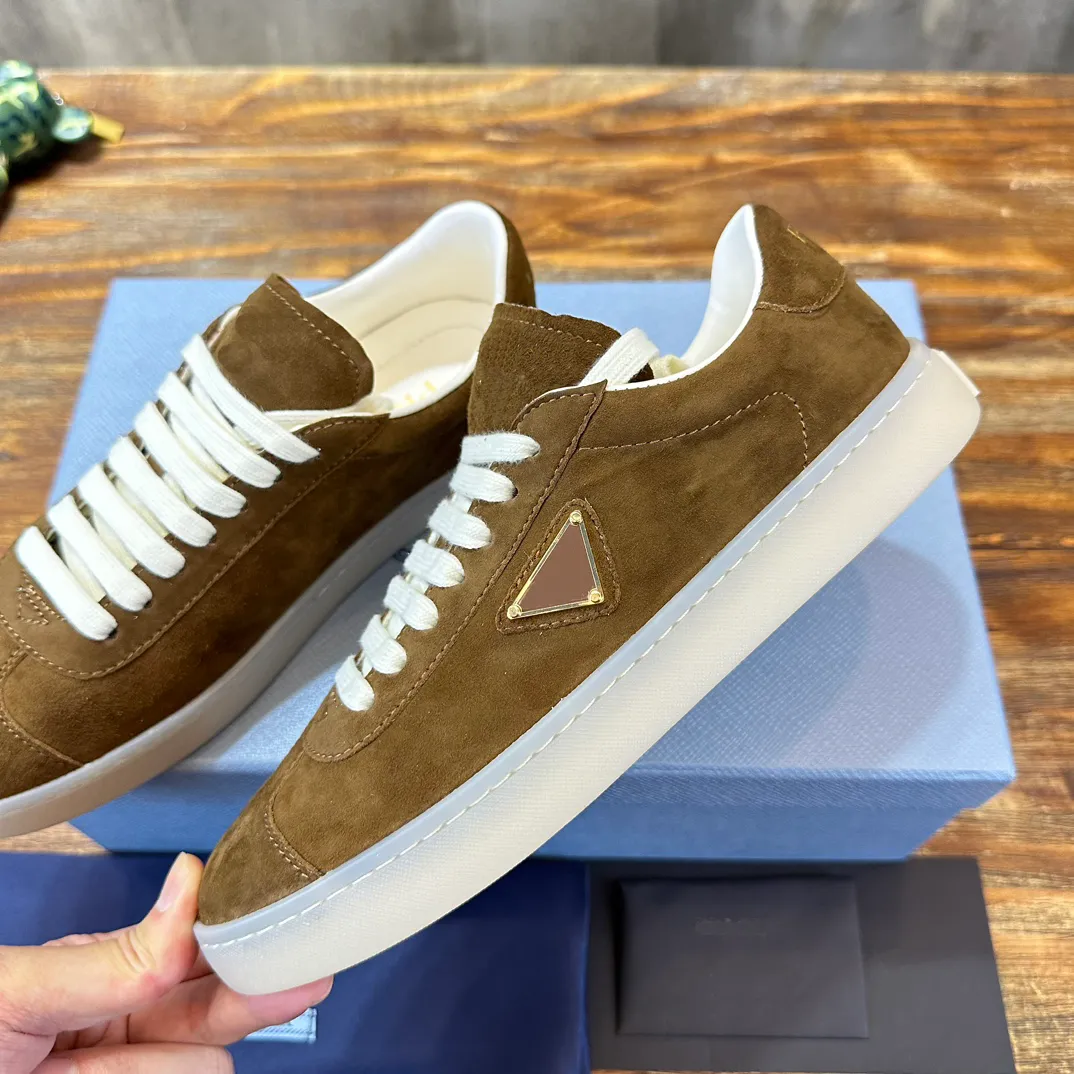 Designer Downtown Wielschoenen Driehoek Metalen Suede Sneakers Wielschoenen Vrouwen Britse Stijl Retro Klassieke Casual Schoenen Hoge Kwaliteit Maat 35-40