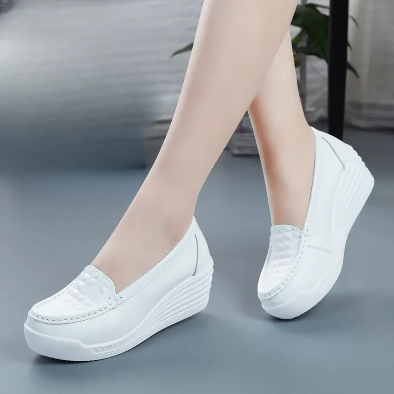 Chaussures Nouvelles arrivages plate-forme blanche Slip sur des chaussures vulcanisées Femmes Breasping Walking Nurse Work Chaussures en cuir