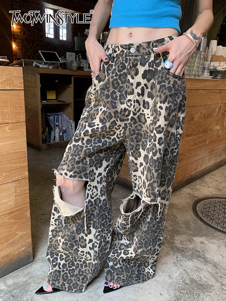 TWOTYLE Jeans strappati leopardati a gamba larga per le donne Bottone patchwork a vita alta Pantaloni larghi in denim di moda Abbigliamento femminile 240322