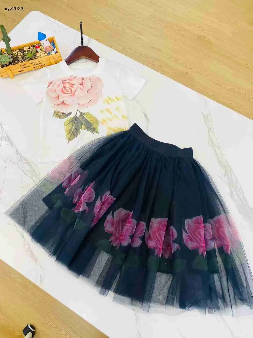 Mode bébé vêtements princesse robe pour enfants taille de piste 90-150 cm T-shirt de fleur de fleur et dentelle en perspective jupe longue 24MA