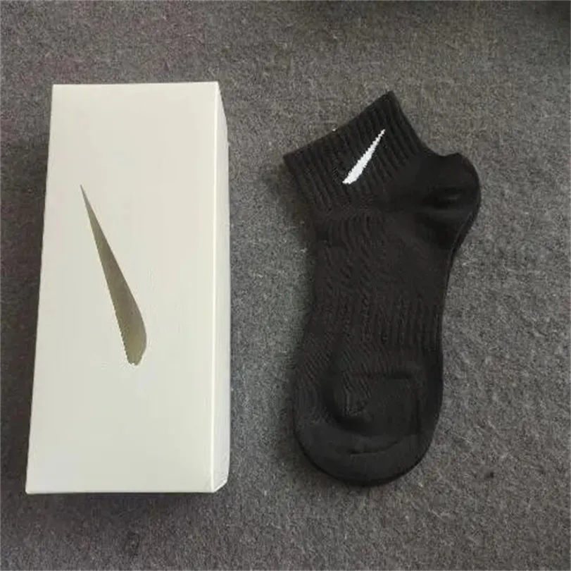 Chaussettes de créateurs pour hommes et femmes cinq marques de chaussettes de sport de luxe Chaussette d'hiver en coton tricoté avec des boîtes Chaussettes de sport respirantes en pur coton pour hommes et femmes R7