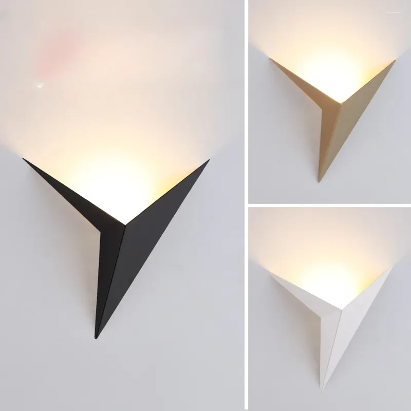 Vägglampa kreativt smidesjärn specialformad triangel enkel sovrum studie el rummet säng ledning ljus spegel strålkastare