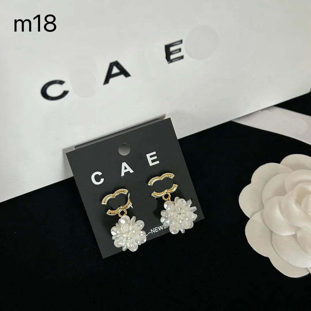 أقراط مصممة العلامة التجارية Diamond Earrings Classic Boutique Letter Morts Spring Fashion زوجين Girl Gifts مجوهرات مصممة للنساء.