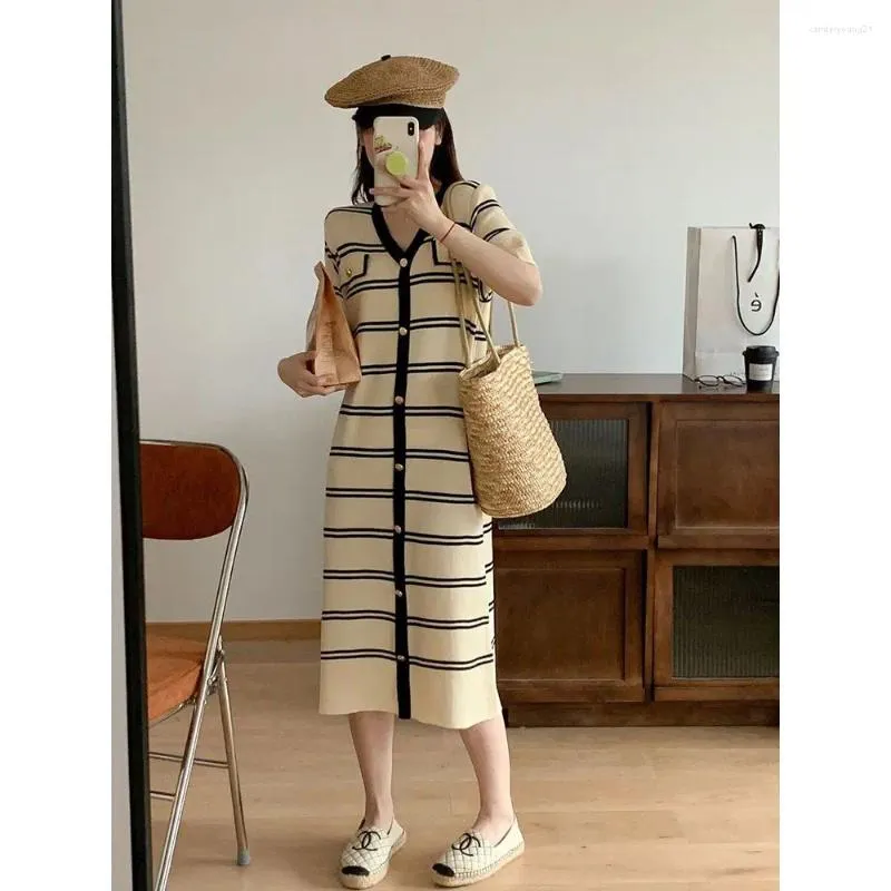 Party Dresses Snva.me Summer Vintage Stripe V-Neck dubbelbröst kortärmad stickad klänning 2024 Rak Slim Fit Idle Style Long Long