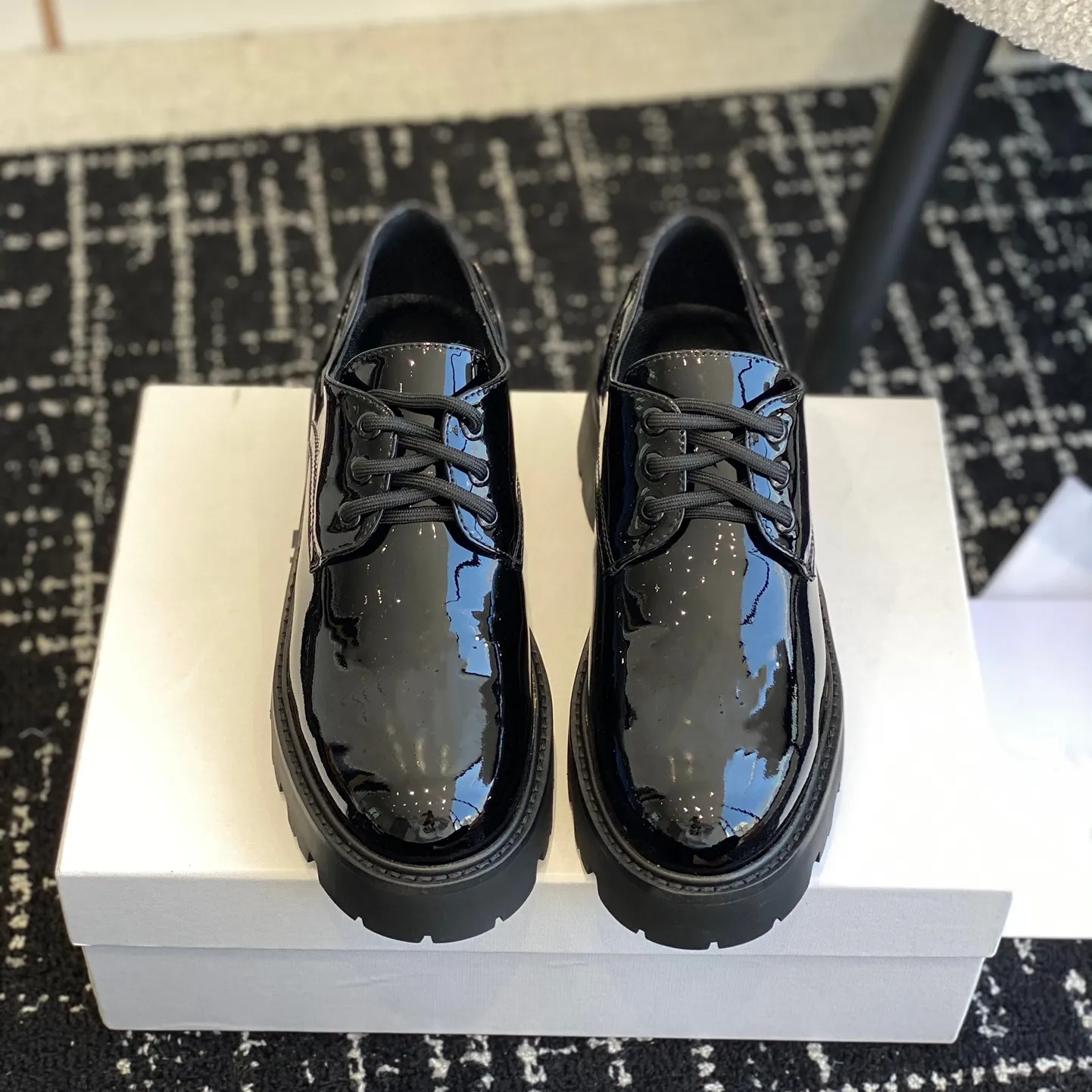 Chaussures de créateurs Mocassins en cuir véritable Femmes miroir qualité Chaussures en cuir noir Augmenter la plate-forme Baskets Classique Brevet Mat avec boîte