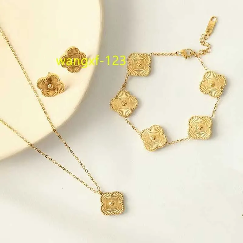 Set di gioielli ispirati al design di lusso in oro con quadrifoglio, orecchini, collana, set di gioielli in acciaio inossidabile con trifoglio portafortuna