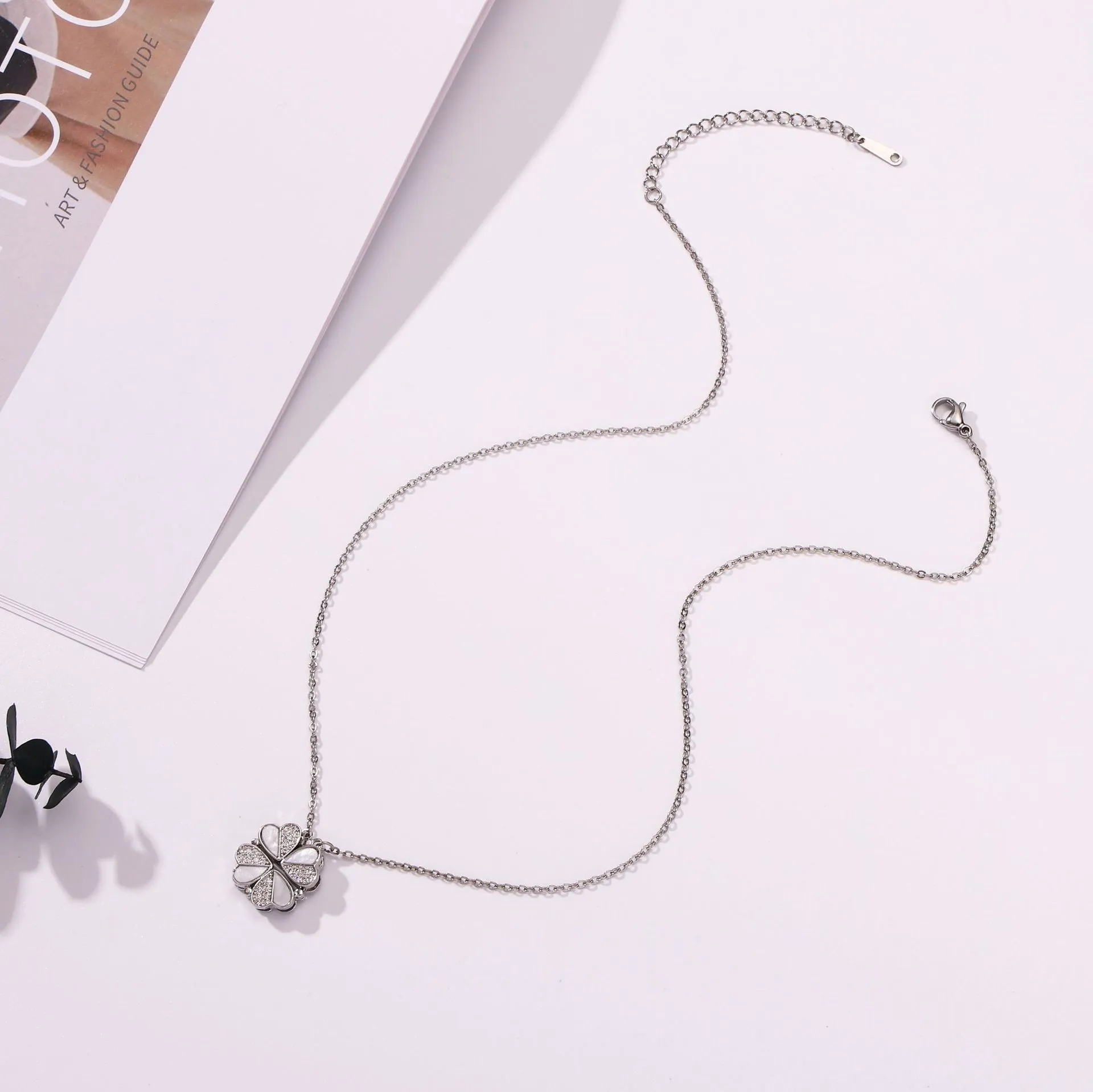 All-match Dual-Wear Flower Necklace Light Luxury Minority Advanced Design Magnetic Pendant Titanium Steel Clavicle Chain