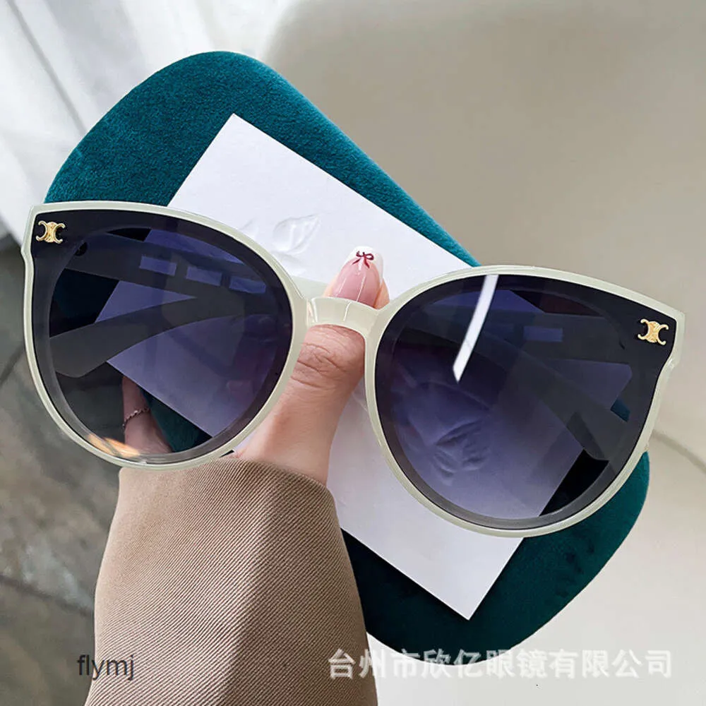 2 pcs Designer de luxe de mode 2024 Nouveau cadre d'oeil de chat avec sens avancé changeant progressivement de couleur lumière de style de luxe lunettes de soleil Internet rouge lunettes de soleil anti UV