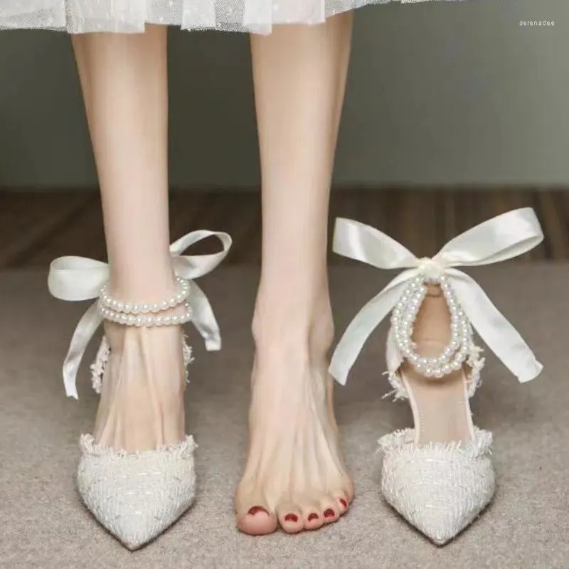 Robe chaussures 2024 été luxe perle chaîne designer femmes talons hauts sexy pointu fête sandales décontractées zapatillas de
