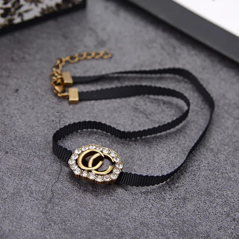Luksusowe biżuterię Designer Alphabet Black Line Naszyjnik Importowany symulacja Diamentowa perła spójny mosiężny materiał gorący model
