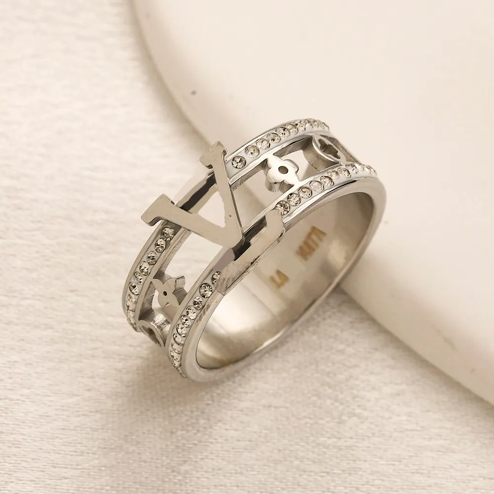 Modedesigner märke bokstav band ringar 18k guldpläterad kristall rostfritt stål kärlek bröllop smycken leveranser ring fin snidning fingerring 20stil