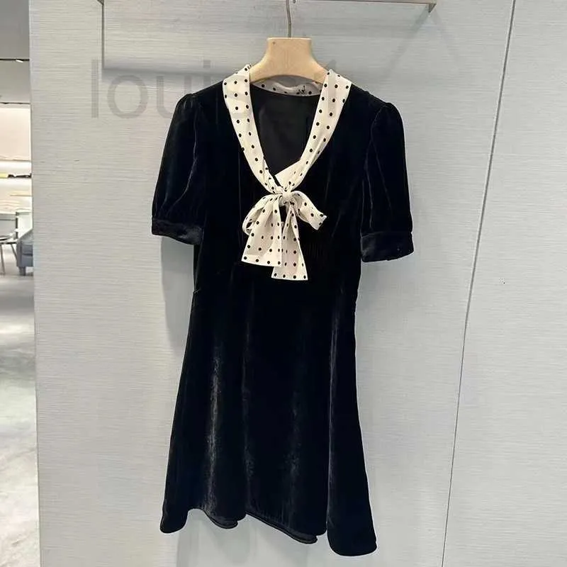 Basic & Casual Dresses Designer Brand Exquisite Velvet Black Dress with a Miu Style Bow Tie and Patchwork Short Sleeved Waistband, Elegant A-line Skirt 96AB