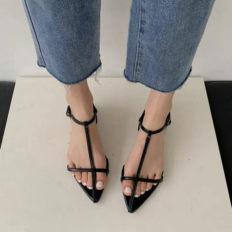 Flat bottomed pointed sandals women's summer narrow-band sandals Open toe sexy beach shoes Gold ankle buckle simple sandals