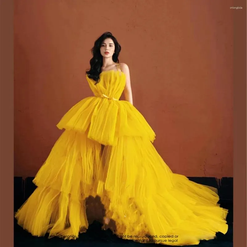 Robes de piste jaune tulle sans bretelles moelleux célébrité haut-bas fronde sans manches princesse à plusieurs niveaux de luxe formelle robes de soirée de bal 2024