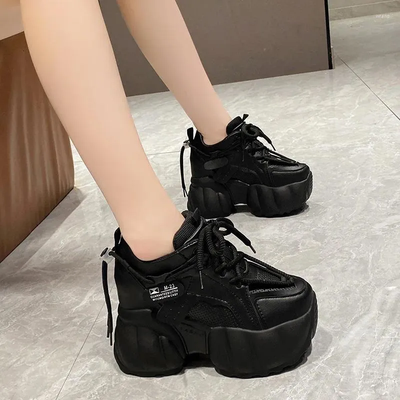 Повседневная обувь Скрытая увеличивающая женская обувь 2024 Дизайнерские женские туфли на платформе Массивные кроссовки для женщин Уличная повседневная женская обувь черного цвета