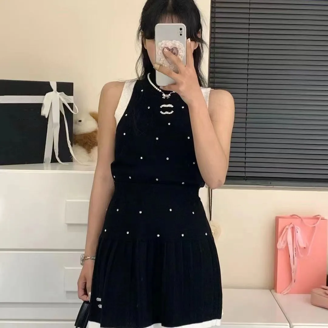 24SS Paris designer ladies round neck slim knit vest + pleated skirt fashion pin 2 C letter high quality luxury two-piece set, ladies outdoor golf leisure 8 styles