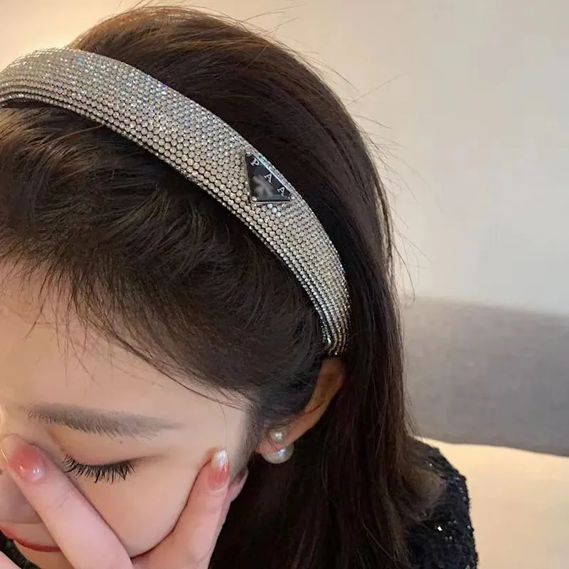 Haarband voor dames, kristallen diamant P-letter ingelegd met diamanten, zilvergrijze lichte luxe hoofdband in dezelfde stijl van de Italiaanse ontwerper