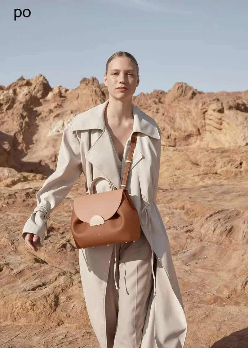 Les fabricants de sacs de mode à bandoulière ont choqué les prix de la marque française digne de niche Bollinger Number camel litchi en peau de vache patchwork portant un sac à bandoulière