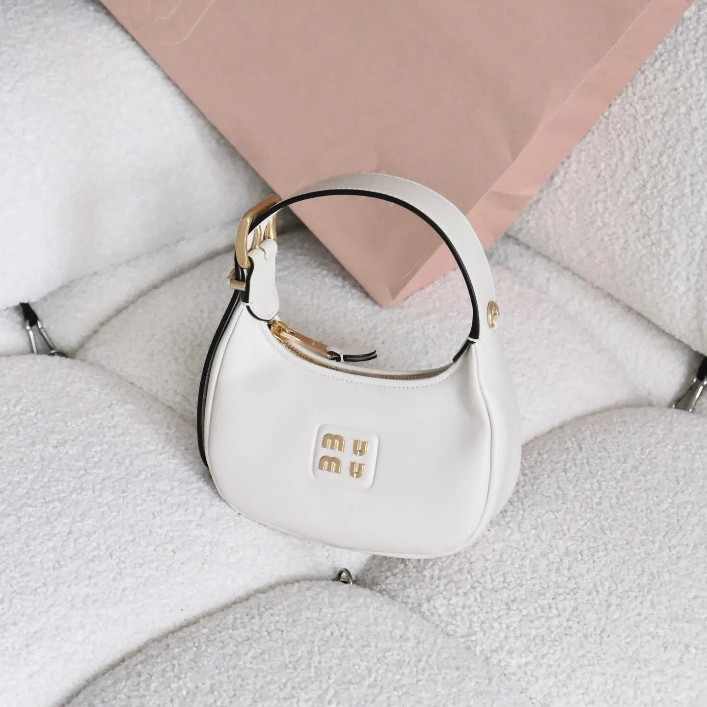 Moda Miui Cleo Half Moon Shell Tasarımcı Kadınlar İçin Tote Çanta Koltukaltı Deri Sling Satchel Makyaj Erkek Debriyaj Çantaları Çapraz Vücut Omuz 7a Çanta ve Çanta Lüks Çanta