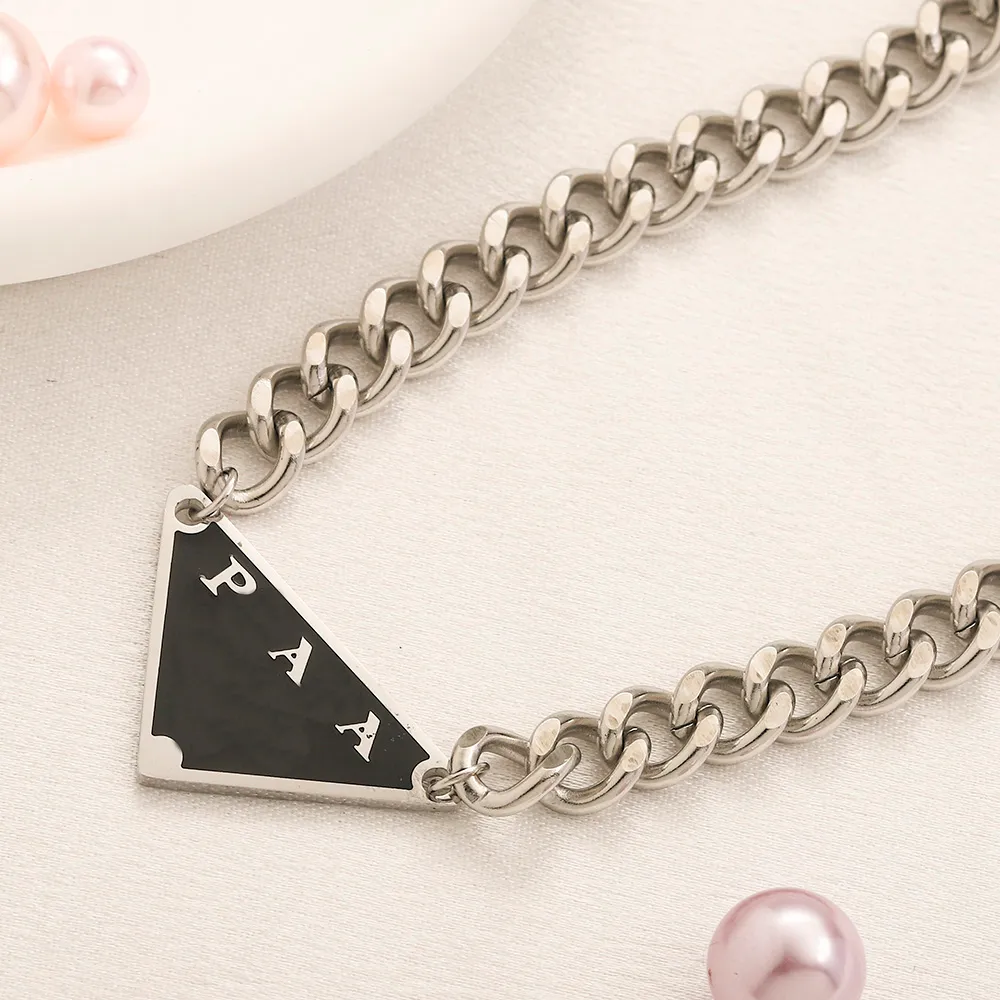 New Women's Silver Plated Necklace Classic Triangle Logo Luxury Necklace Spring Fashion Girl Boutique smycken Högkvalitativ rostfritt stålhalsband