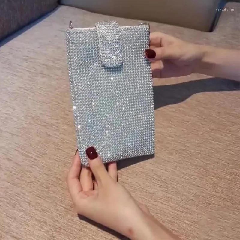 Çanta Lüks Tasarımcı Çanta Kadın Crossbody Bags 2024 Kadın Alışveriş Sitenleri Moda Günlük Parlak Rhinestone Zincir Cep Telefonu