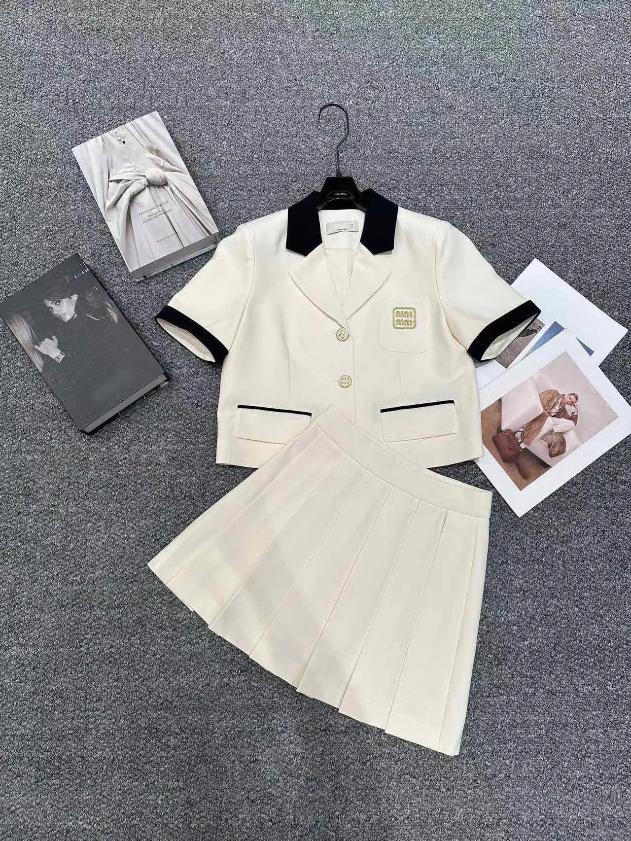 Zweiteiliges Damenkleid, Anzugrock, Designer-Anzugjacke mit Buchstabenstickerei, kurzer Faltenrock, modisches, lässiges, zweiteiliges Set für den Pendelverkehr