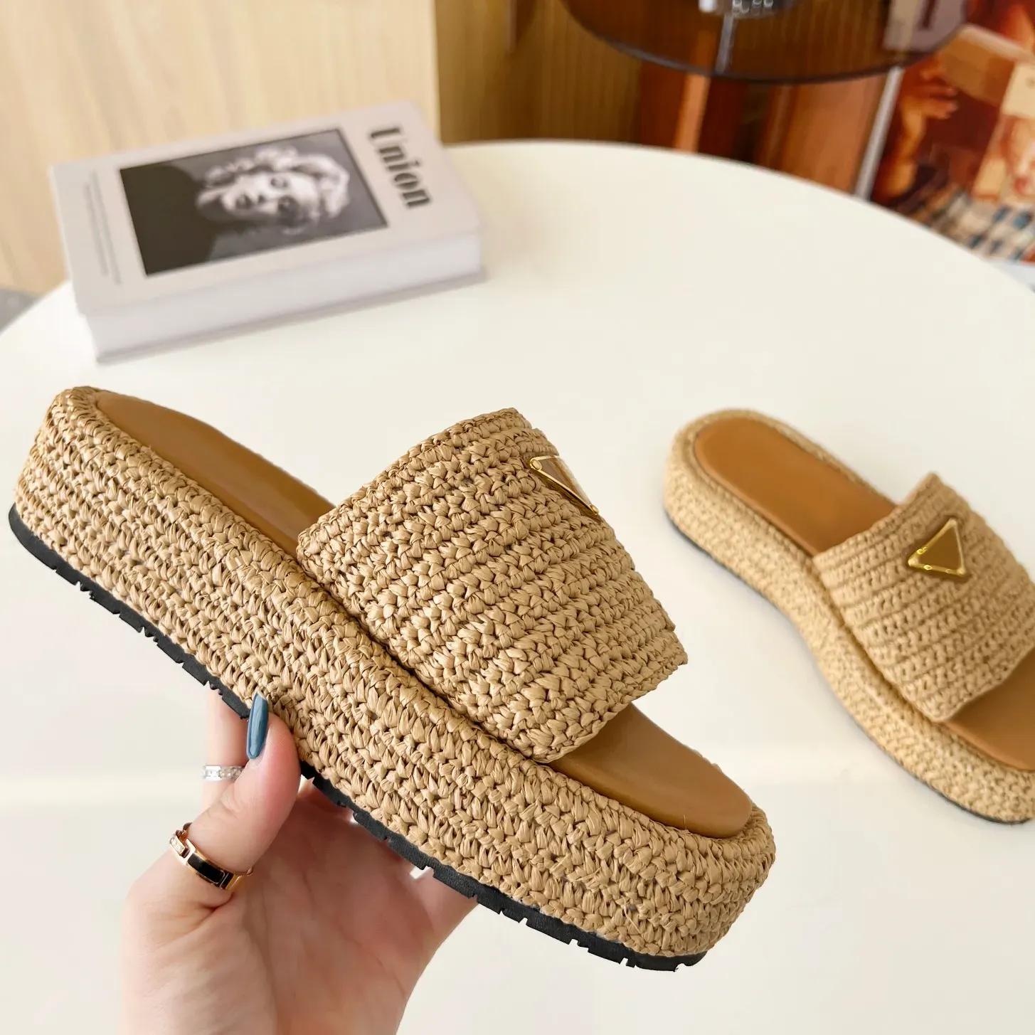 Designer Gold Buckle Slip On Black Brown Pool Slippers Slides Slides de Crochet feminino Plataforma de sandálias femininas Caixas de palha FLIPPER 35-42