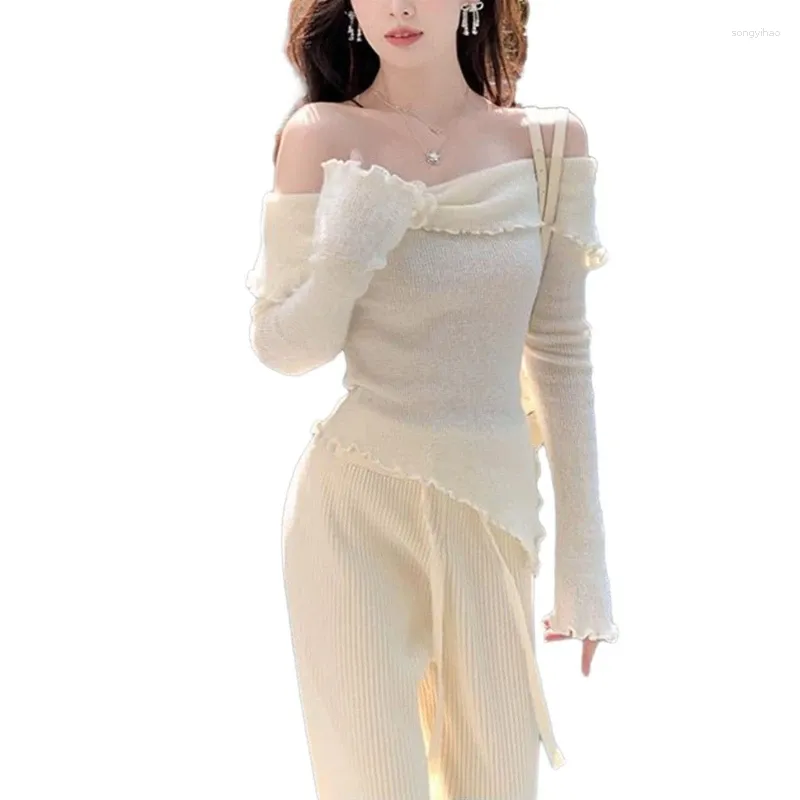 Женские свитера. Модный белый вязаный топ с уникальными расклешенными манжетами и свитер с открытыми плечами.