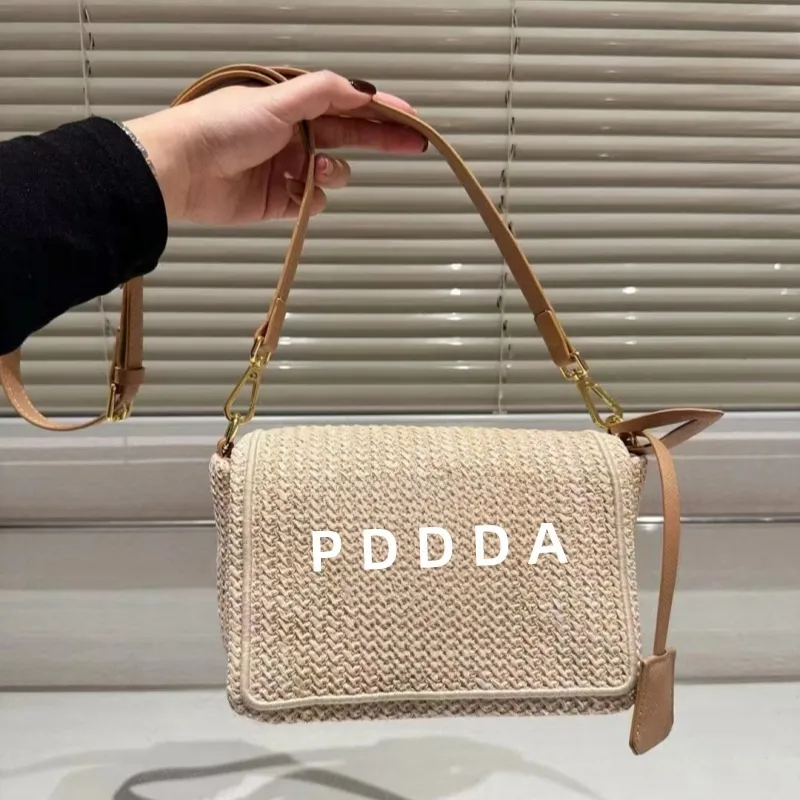 Lyxdesigners Super Beautiful Straw Woven Camera Bag Ny Populära Messenger -väska Single Shoulder Bag Casual och mångsidig lätt och praktisk storlek 21*14cm