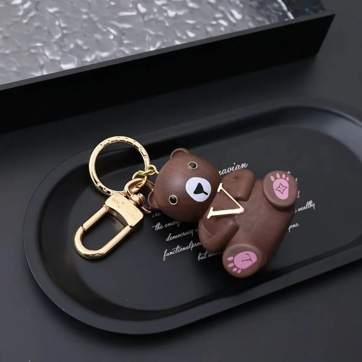 إكسسوارات L و V Keychain Teddy Bear خشب الصندل ، حلقة المفاتيح الحلقة المجوهر