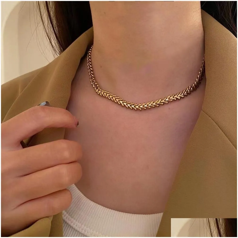 Chaînes Collier en forme d'os Colliers en acier inoxydable ne se décolore pas Bijoux de mode Y Accessoires pour la fête Femme Drop Livraison Collier Dhnwr