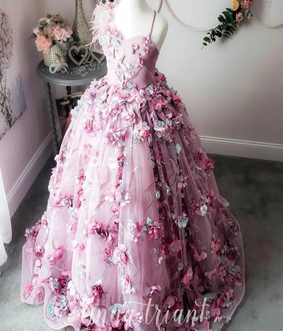 Abiti da sposa in pizzo di piume di lusso 2019 Abiti da ragazza con fiori fatti a mano Fiori in rilievo Abiti da sposa per bambina Bellissimi abiti da spettacolo per bambini 4729568