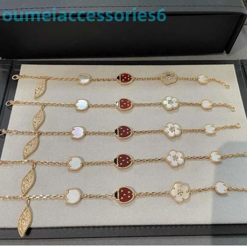 2024 Designer di gioielli di marca Vanl Cleefl Arpelsbracelet Quattro foglie di erba Sette stelle Coccinella Cinque fiori femminili in oro rosa 18 carati Bracciale Fritillaria bianco naturale