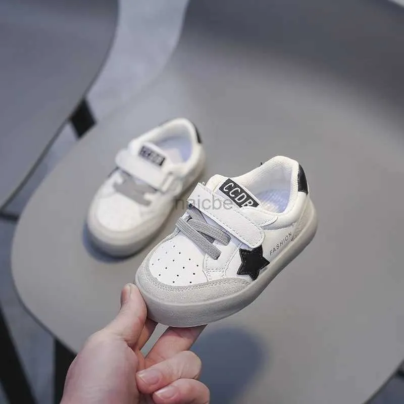 Sneakers Childrens Board med mjuka sulor Walking Boys Little White Spring New Sports Girls Casual Shoes Baby Platform Sportskor 240322