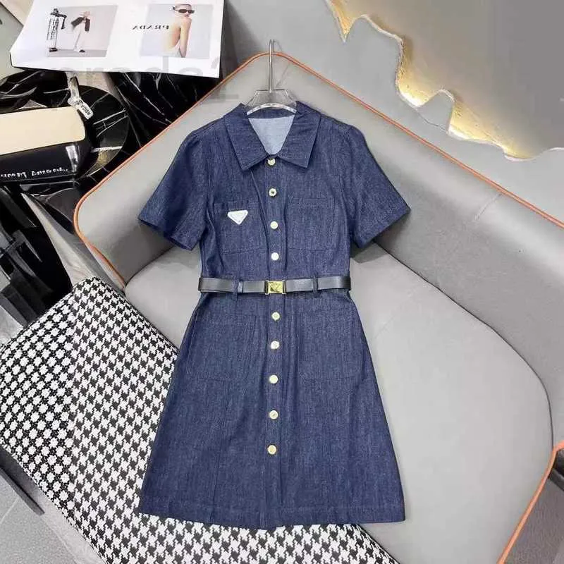 Runway Dresses Designer 24 Spring/Summer New Triangle Etikett Kvinnors mångsidig flip krage denim klänning mid längd midja skjorta kjol trendig a7hj