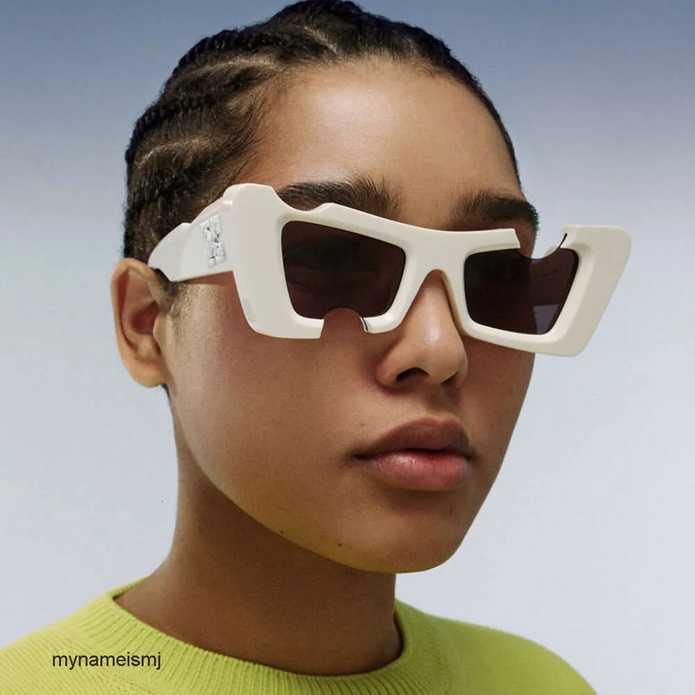 2 pcs Designer de luxe de mode Lunettes de soleil yeux de chats crantés 2022 nouveau trou cassé photographie lunettes de soleil hip hop défilé de mode lunettes de soleil femmes