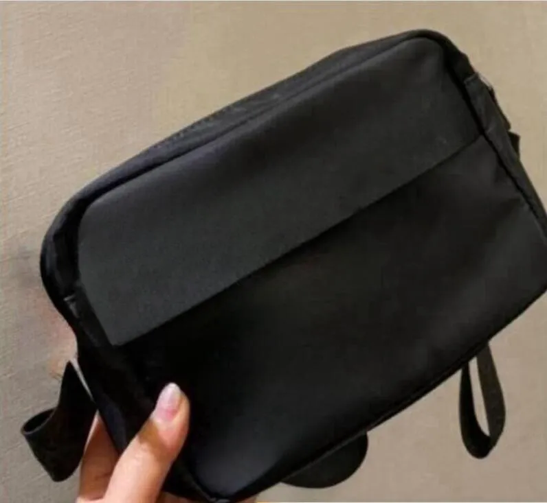 2023Sehr elegante schwarze Nylon-Canvas-Tasche Marke Messenger Bags Männer Frauen Outdoor-Sport-Rucksack Mode Reißverschlusstasche Brieftasche