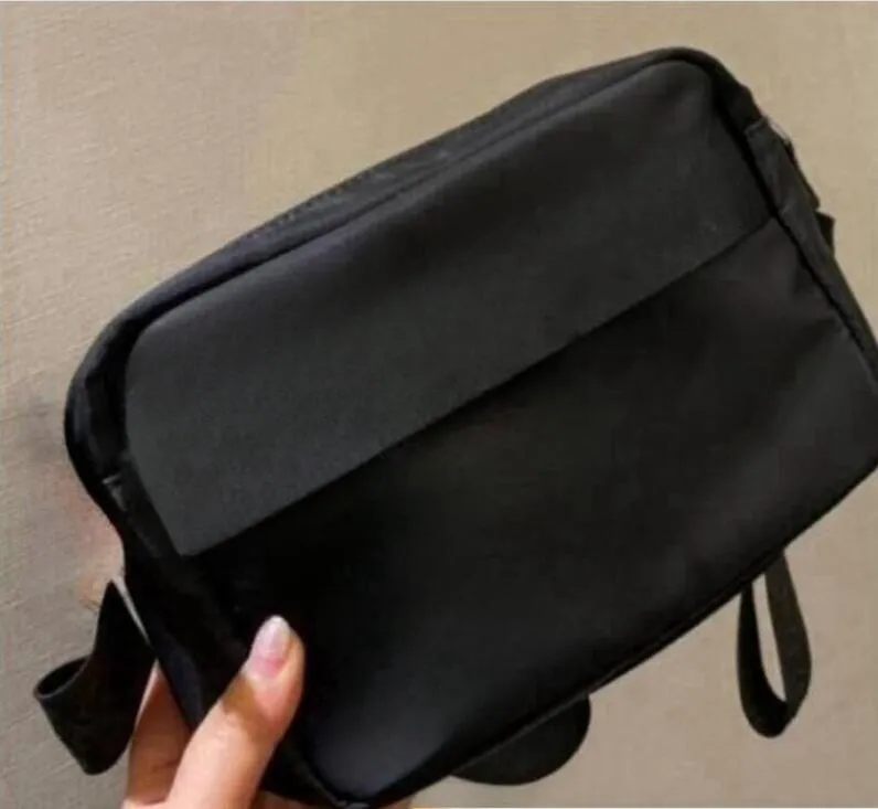 2023Borsa di tela di nylon nera molto elegante Borse a tracolla di marca Uomo donna zaino sportivo all'aria aperta portafoglio con tasca con cerniera moda