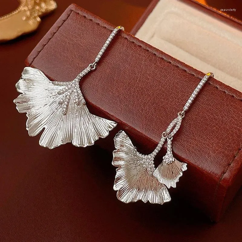Kolczyki Dangle Bilincolor moda srebrzysty ginkgo liść asymetryczny kolczyki dla kobiet